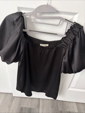 eesome Black Off-Shoulder Puff-Sleeve Top
